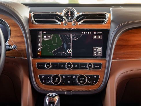 Used 2022 Bentley Bentayga image 21