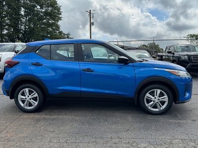 New 2025 Nissan Kicks Play S