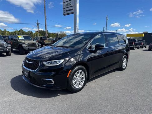 New 2026 Chrysler Pacifica Select image 1