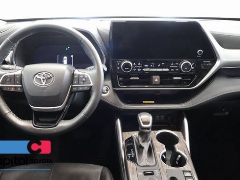 Certified 2024 Toyota Highlander Platinum AWD/4WD image 15