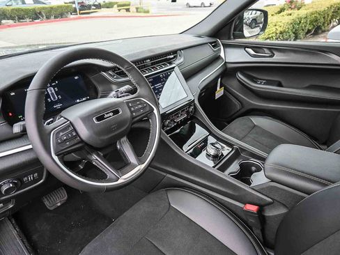 New 2025 Jeep Grand Cherokee Altitude image 15