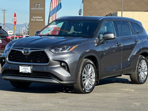 Used 2023 Toyota Highlander Platinum image 8