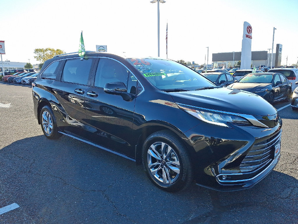 Used 2026 Toyota Sienna Limited FWD image 3
