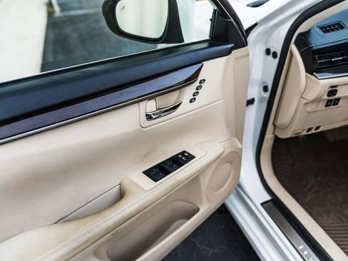 Used 2014 Lexus ES 350 w/ Premium Package FWD image 14
