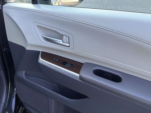 Used 2023 Toyota Sienna XLE FWD image 8