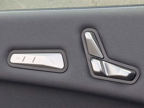 Used 2025 BMW iX xDrive50 w/ Premium Package image 26