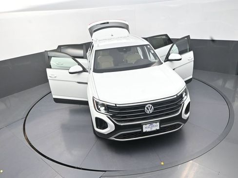 Used 2024 Volkswagen Atlas Cross Sport SE AWD/4WD image 32