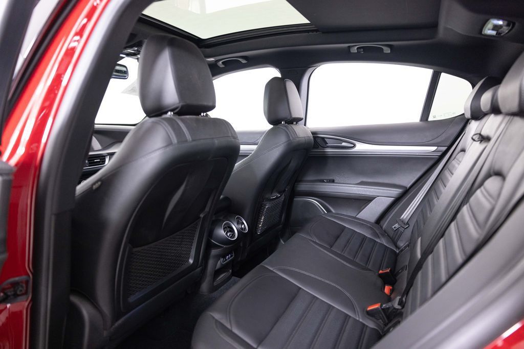 Used 2023 Alfa Romeo Stelvio Veloce AWD/4WD image 33
