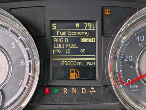 Used 2016 Chrysler Town & Country Touring-L FWD image 29