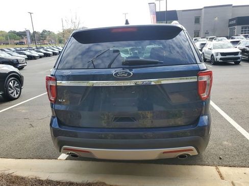 Used 2017 Ford Explorer XLT image 5
