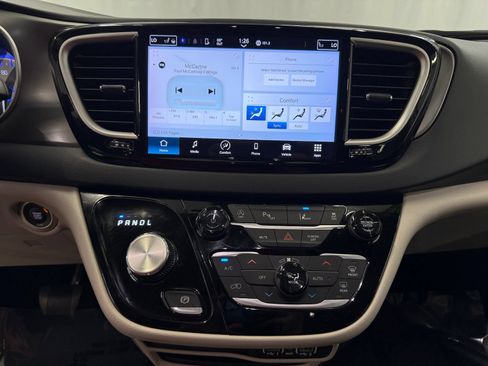 Used 2023 Chrysler Pacifica Touring-L FWD image 14