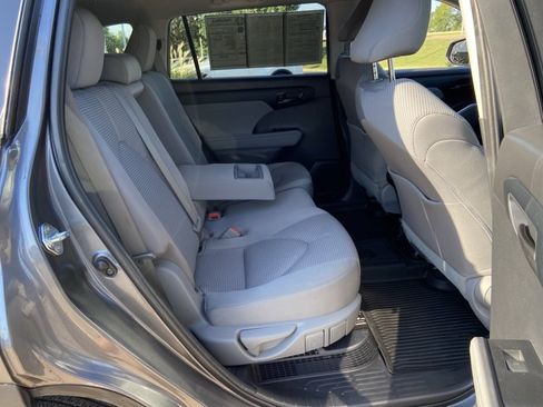 Used 2023 Toyota Highlander LE FWD image 14