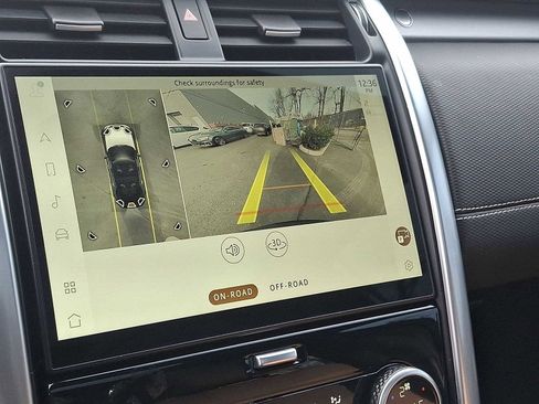 Used 2024 Land Rover Discovery Dynamic SE image 15