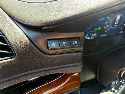 Used 2018 Cadillac Escalade Luxury AWD/4WD image 17