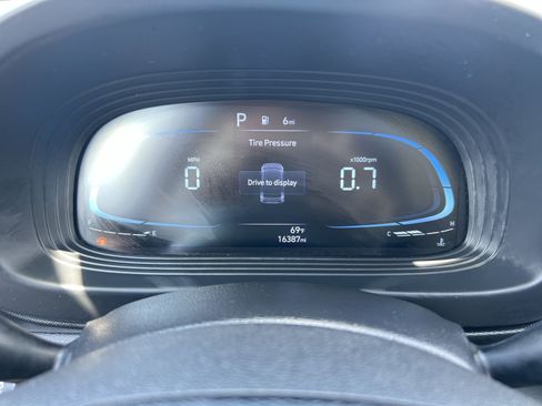 Used 2023 Hyundai Venue SEL FWD image 16