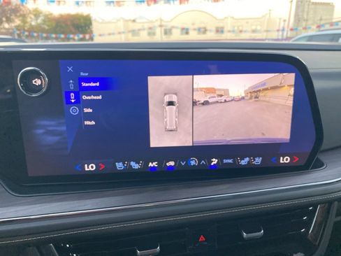 Used 2025 Chevrolet Suburban Premier image 31