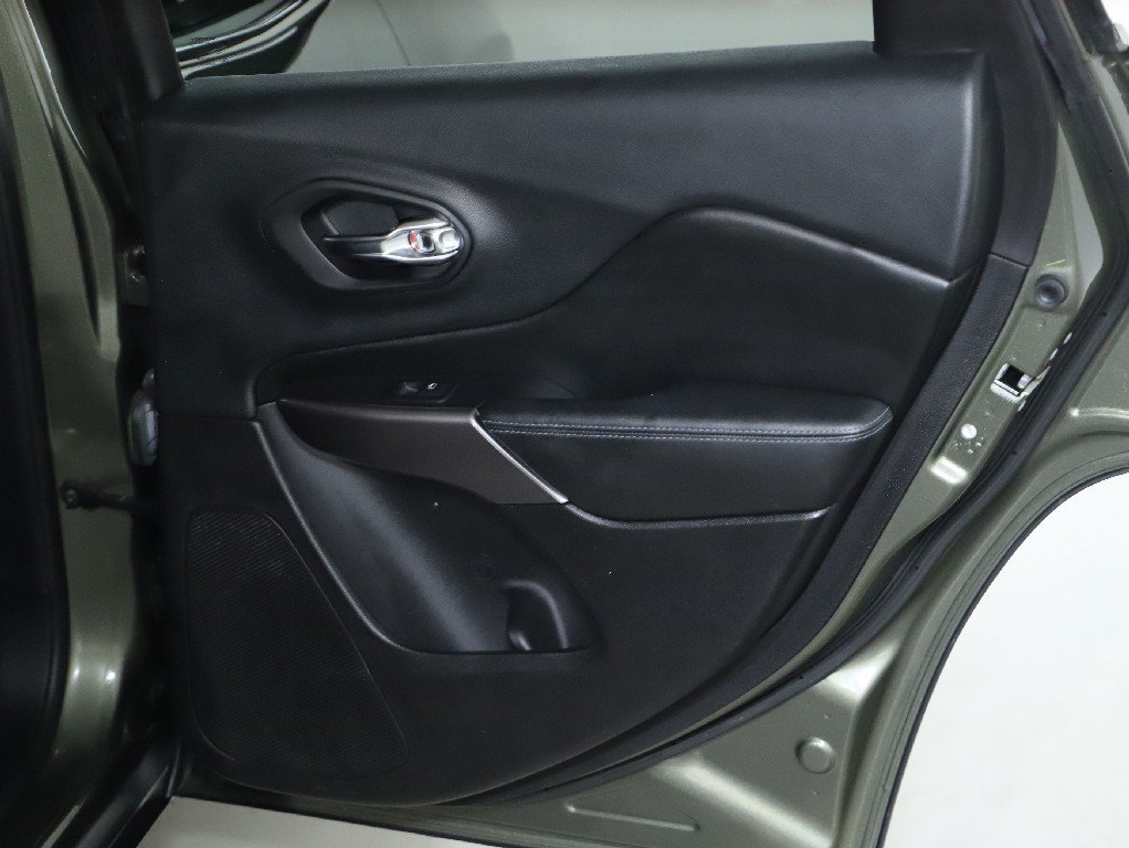 Used 2019 Jeep Cherokee Latitude w/ Popular Appearance Group AWD/4WD image 30