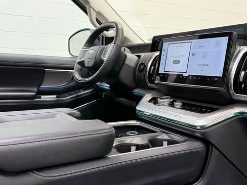 Used 2025 Ford Expedition Platinum image 25