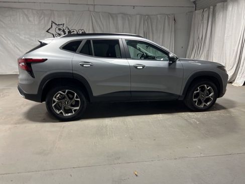 Used 2025 Chevrolet Trax LT w/ LT Convenience Package image 8