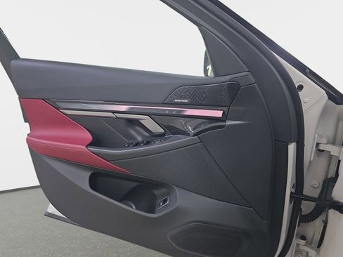 Used 2025 BMW i5 eDrive40i w/ Premium Package image 27