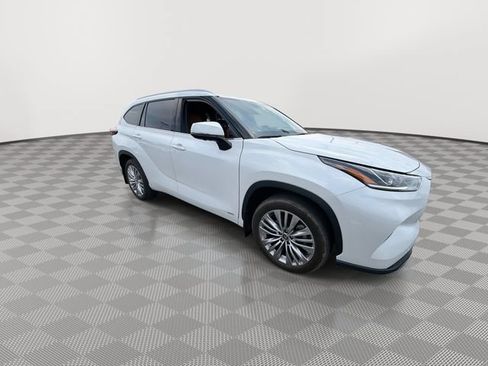 Used 2025 Toyota Highlander Platinum AWD/4WD image 2