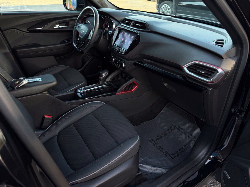 Used 2023 Chevrolet TrailBlazer RS w/ Sun and Liftgate Package FWD image 17