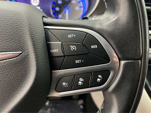 Used 2022 Chrysler Pacifica Touring-L image 10