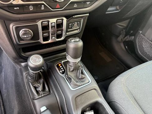 Used 2025 Jeep Wrangler Unlimited Sahara AWD/4WD image 15