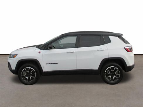 Used 2025 Jeep Compass Trailhawk AWD/4WD image 2
