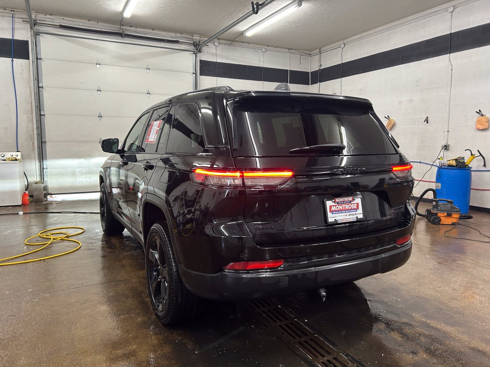 Used 2025 Jeep Grand Cherokee Limited w/ Black Appearance Package AWD/4WD image 4