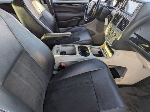 Used 2019 Dodge Grand Caravan SXT image 9