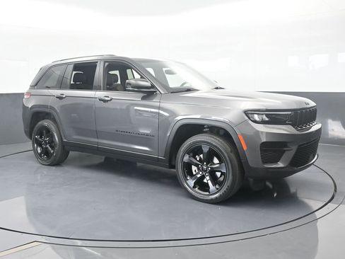 Used 2023 Jeep Grand Cherokee Altitude image 8