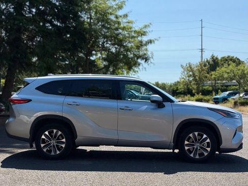 Used 2021 Toyota Highlander XLE AWD/4WD image 6