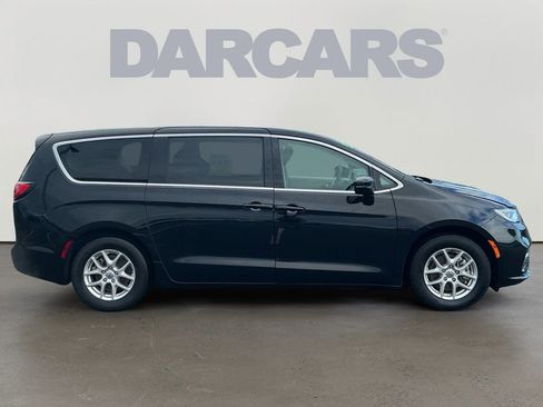 Used 2024 Chrysler Pacifica Touring-L FWD image 8
