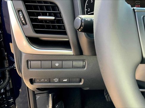 Used 2025 Nissan Rogue SV FWD image 15
