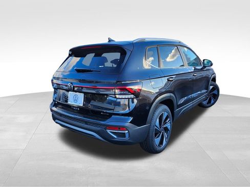 New 2026 Volkswagen Taos SE image 3