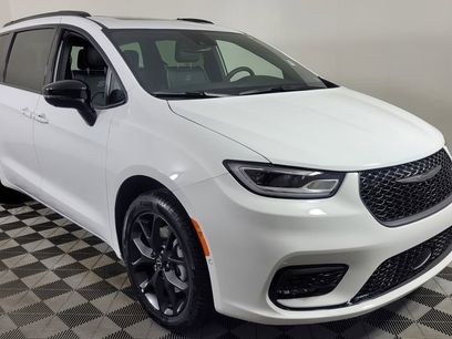 New 2026 Chrysler Pacifica Limited w/ S Appearance Package