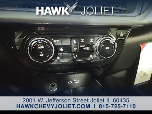 Used 2025 Chevrolet Trax LT w/ LT Convenience Package FWD image 18