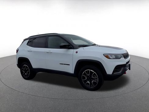 Used 2025 Jeep Compass Trailhawk AWD/4WD image 2