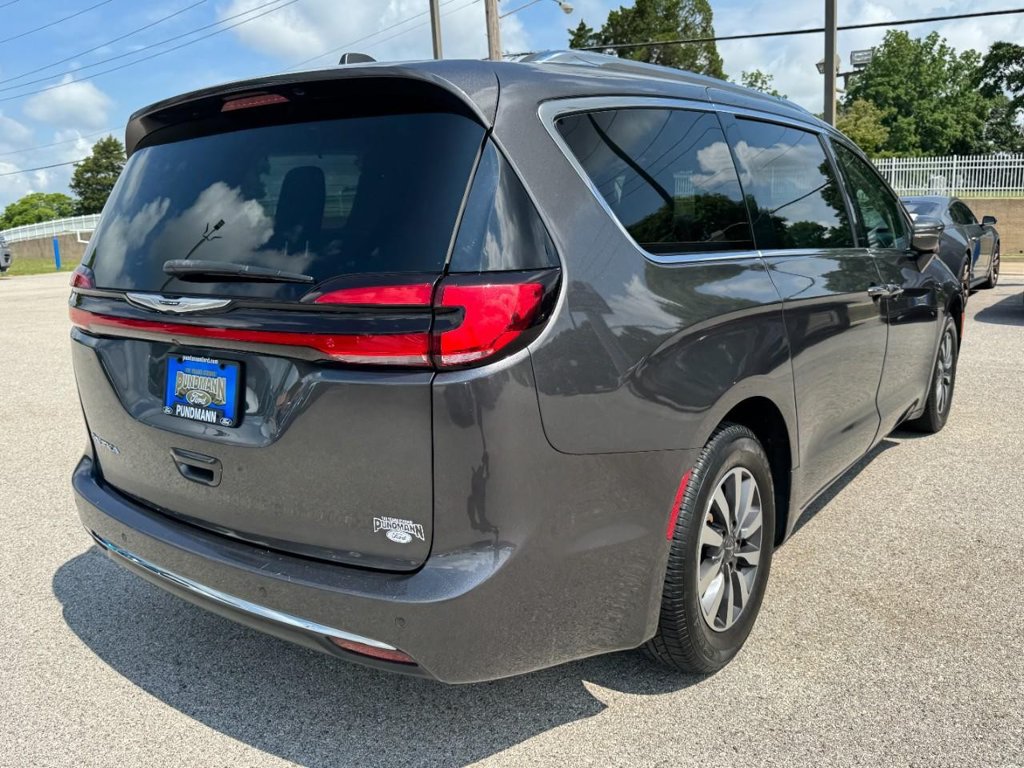 Used 2021 Chrysler Pacifica Touring-L FWD image 3