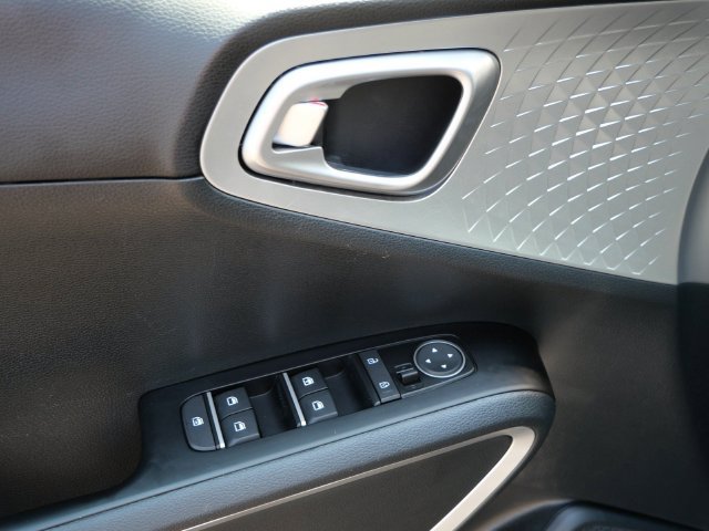 Used 2025 Kia Soul LX FWD image 15