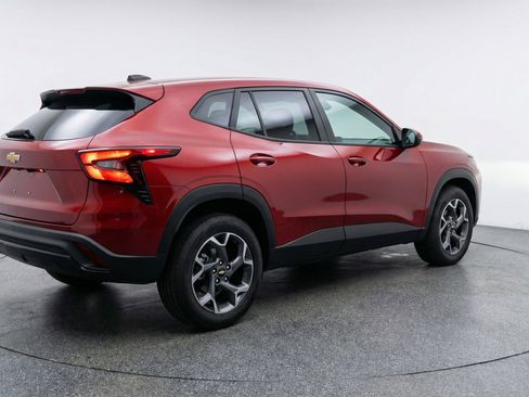 Used 2025 Chevrolet Trax LT w/ LT Convenience Package image 9