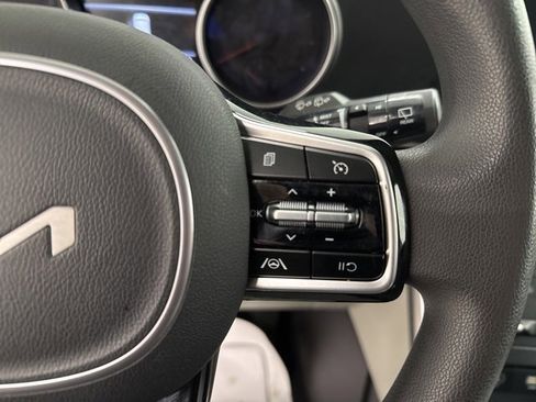 Used 2022 Kia Carnival LX image 22