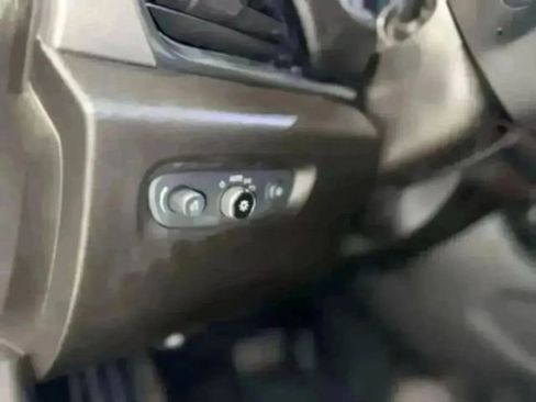 Used 2021 Chevrolet Traverse LT w/ LT Premium Package image 16