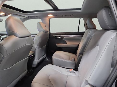 New 2026 Toyota Highlander Platinum AWD/4WD image 7