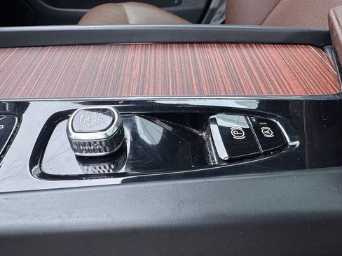 Used 2023 Volvo XC60 B5 Plus image 21