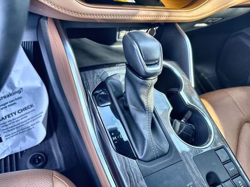 Used 2024 Toyota Highlander Platinum image 28