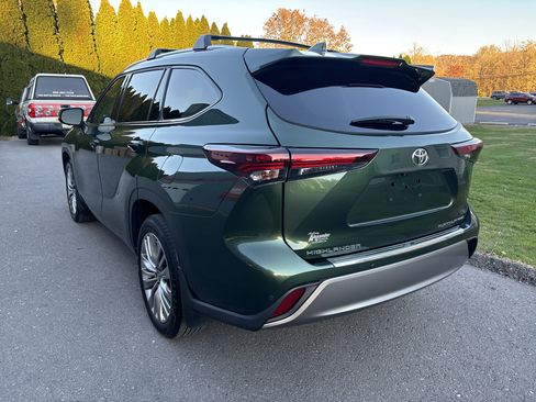 Used 2024 Toyota Highlander XLE image 6