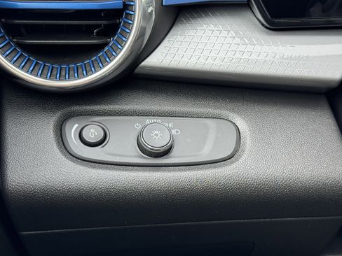 Used 2025 Chevrolet Trax LT image 31