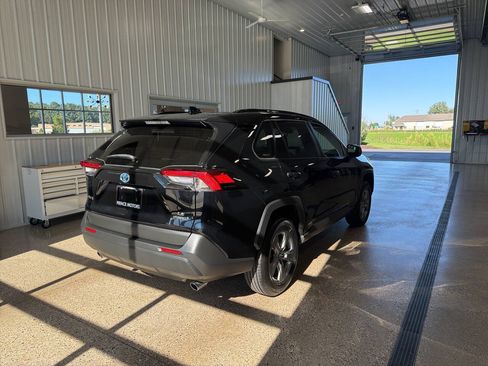 Used 2022 Toyota RAV4 LE AWD/4WD image 4